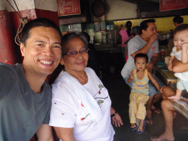 saying Hi to my Manang. I have many Manangs in Dumaguete - vendors, carinderia owners, labanderas, etc.