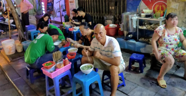 Hanoi, street noodle soup: Bun Thit