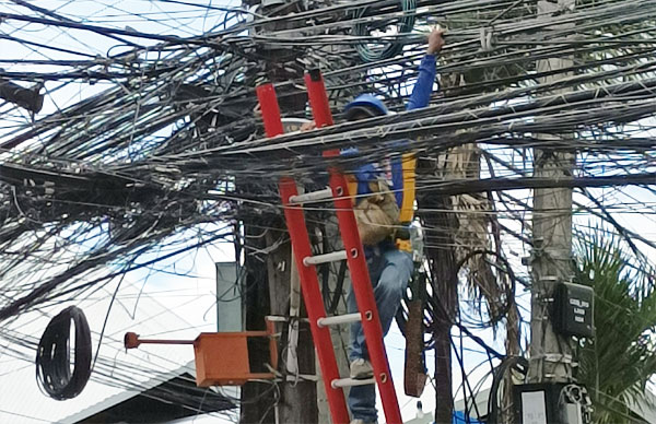 a lineman troubleshoots a faulty wire