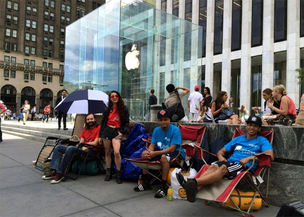 Apple Store camping